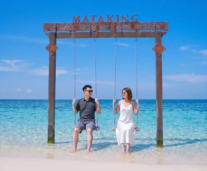 Mataking Island sandbar and clear waters, Semporna archipelago, Sabah